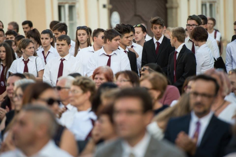 Városi tanévnyitó a Szent István téren – Fehérvár 18 ezer diákja kezdi meg az iskolát