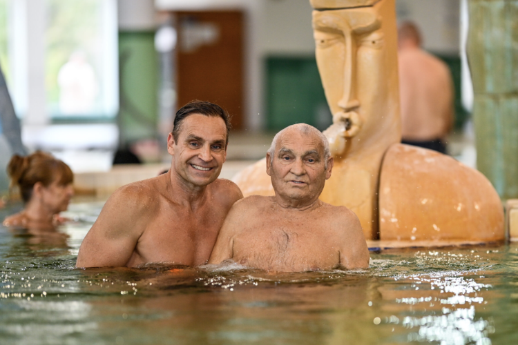 Katus Attila és Édesapja újra együtt a pályán – ezúttal a Szigetvári Gyógyfürdőben!