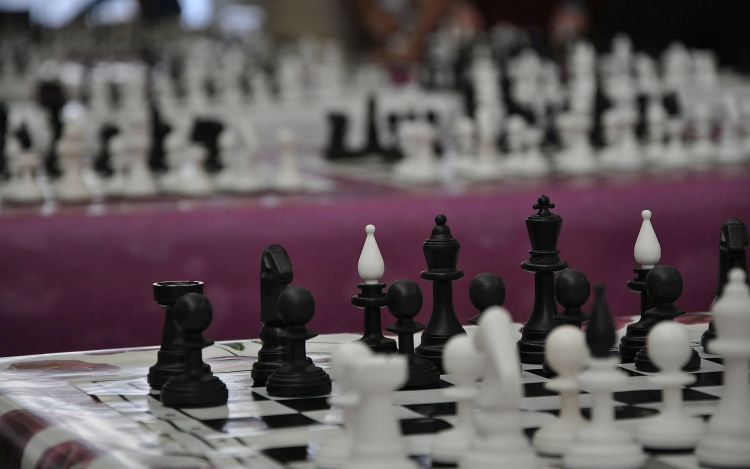 Szoros mérkőzésen győztek az esélyesebb Zsámbék otthonában a fehérvári sakkozók