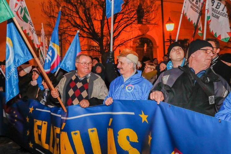 Ellenzéki demonstráció az Országalmánál