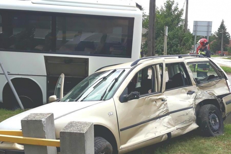 Egy távolsági autóbusz és egy személyautó ütközött össze Csákváron