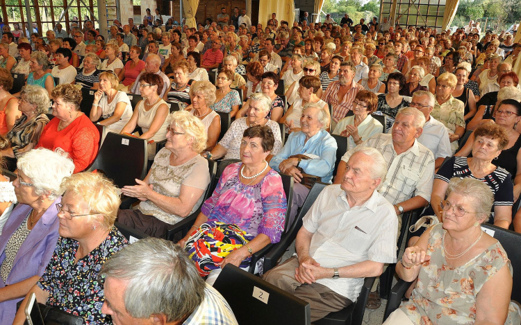 Megtelt a Feketehegyi Kultúrudvar a 100 Tagú Cigányzenekar koncertjén