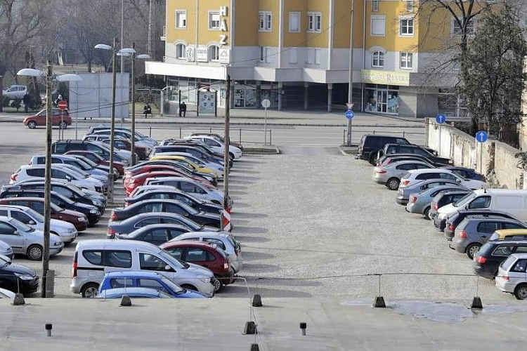 Régészeti próbafeltárás lesz - jövő keddtől lezárják a Palotai úti kis murvás parkolót