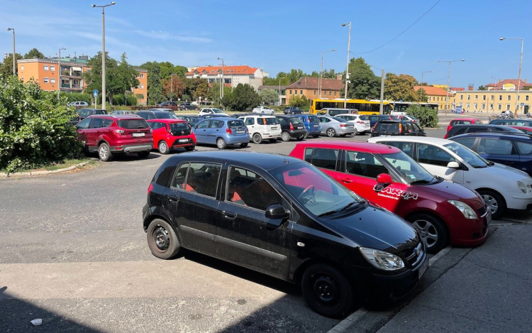 Teljesen megváltozik a vasútállomás előtti parkoló működése a jövő héttől