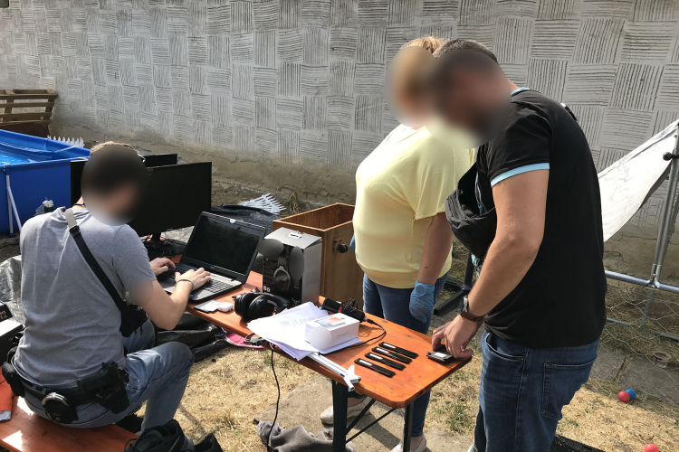 Többmilliós kárt okozó fiatal hackerekre csapott le a rendőrség