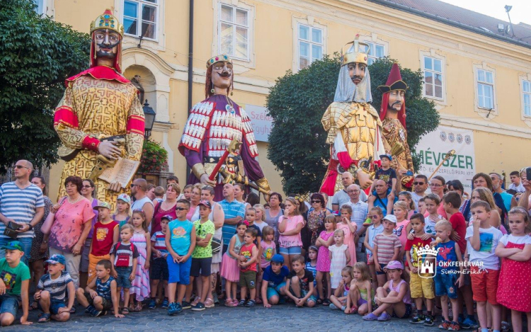 Királyok a Belvárosban - szombaton Géza fejedelem, Sarolt és Szent István a Fő utcán