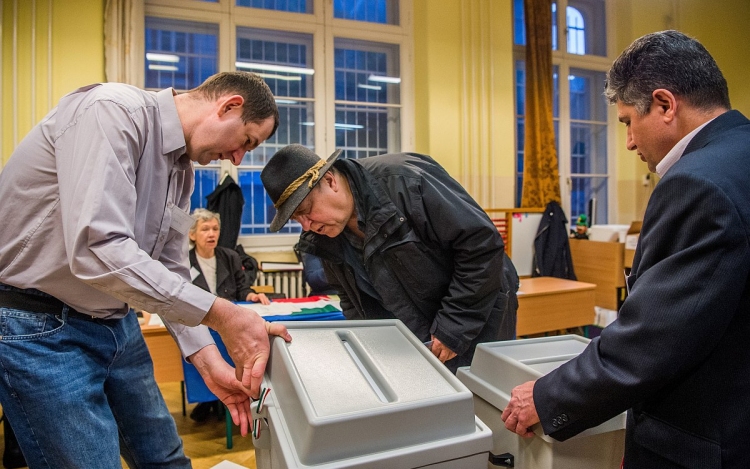 Rendben megnyitottak a fehérvári szavazókörök - 9-ig  9788-an szavaztak a városban