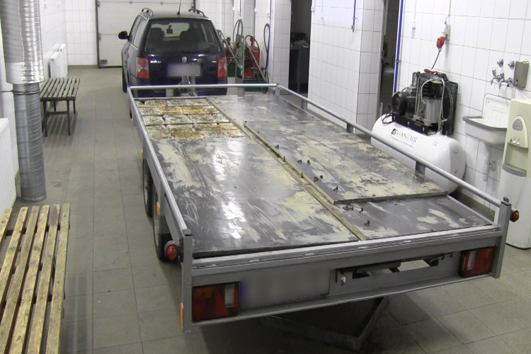 124 millió forintnyi marihuana lapult egy utánfutóban Röszkénél - VIDEÓVAL