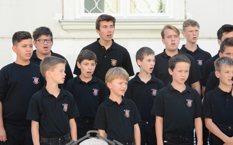Schwäbisch Gmündi fiúkórus a városházán - énekkel köszöntötték a fehérváriakat