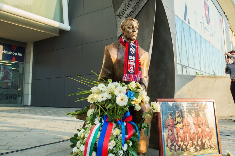 Felavatták a mesteredző szobrát, a tervek szerint a Vidi egyéb legendáit is megörökítenék a stadion körül