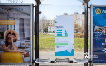 Koronavírusról tájékoztató plakátokat téptek le a Piac térnél - büntetőeljárás indul