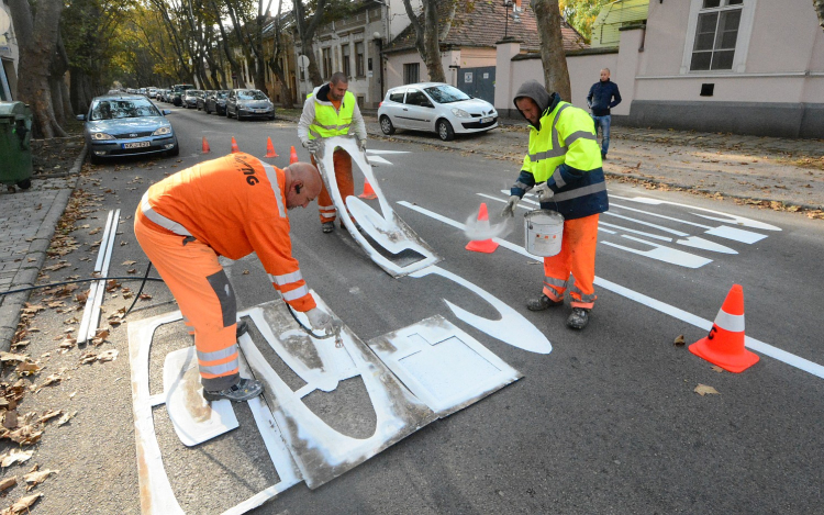 Parkolási tilalom lesz hétfőn 6 és 14 óra között a Gyümölcs utcában