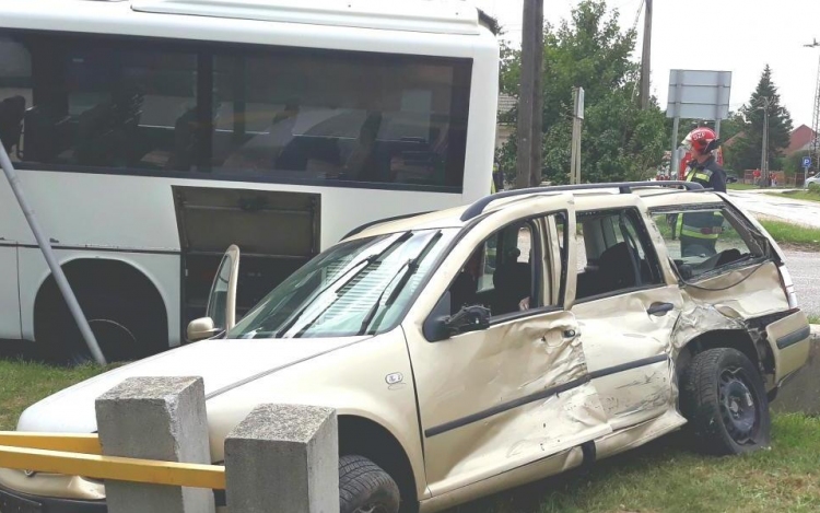 Egy távolsági autóbusz és egy személyautó ütközött össze Csákváron