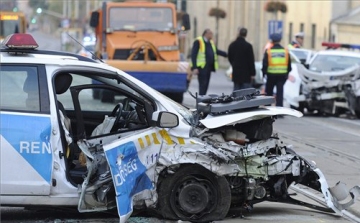 Összeütközött két rendőrautó Budapesten