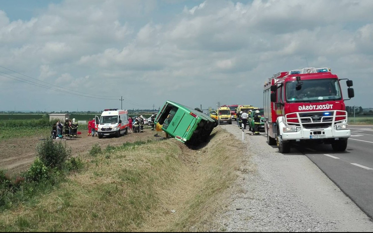 25 en sérültek meg a Börgöndnél történt buszbalesetben