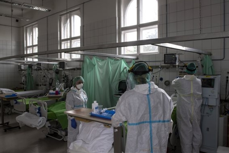 Meghalt 91 beteg, 3334-gyel nőtt a fertőzöttek száma Magyarországon