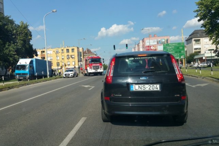 Beszakadt a járda egy bútorszállító kisteherautó alatt Fehérváron